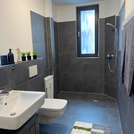 - Wood - 2 Schlafzimmer, Voll Ausgestattete Kueche, Modernes Badezimmer, Schnelles Wlan